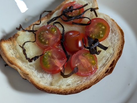 塩昆布とまとのチーズトースト